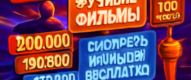 Пейзаж горного озера с отражением облаков и соснового леса на фоне солнечного заката.